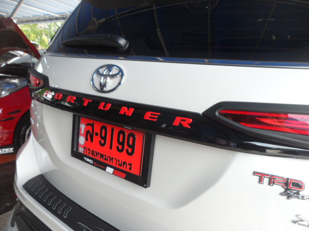 ชุดแต่ง Fortuner 2015-2020 คิ้วฝาท้ายพร้อมตัวอักษร